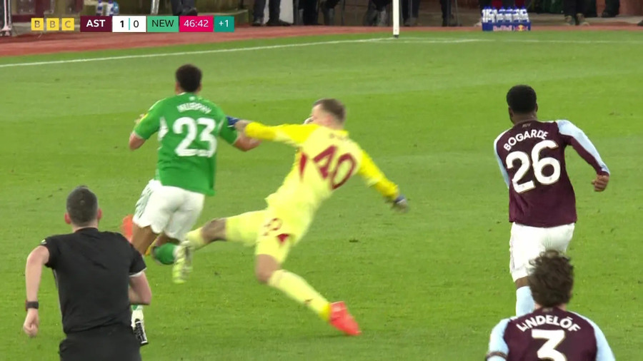 Thủ môn Aston Villa nhận thẻ đỏ ‘điên rồ’ Thủ môn Aston Villa nhận thẻ đỏ ‘điên rồ’