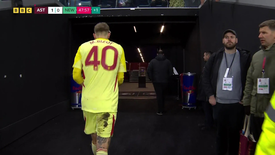 Thủ môn Aston Villa nhận thẻ đỏ ‘điên rồ’ Thủ môn Aston Villa nhận thẻ đỏ ‘điên rồ’