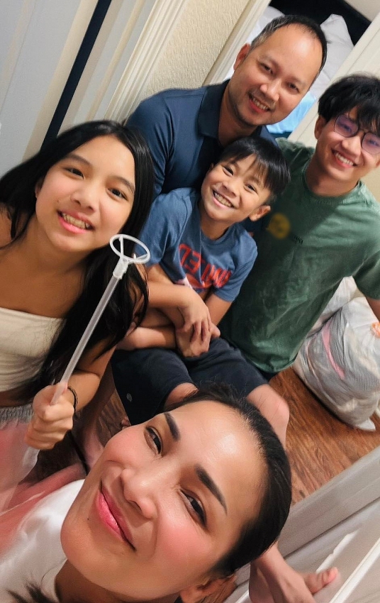 Ca sĩ Hồng Ngọc khéo cân bằng giữa gia đình và sự nghiệp ở tuổi U50