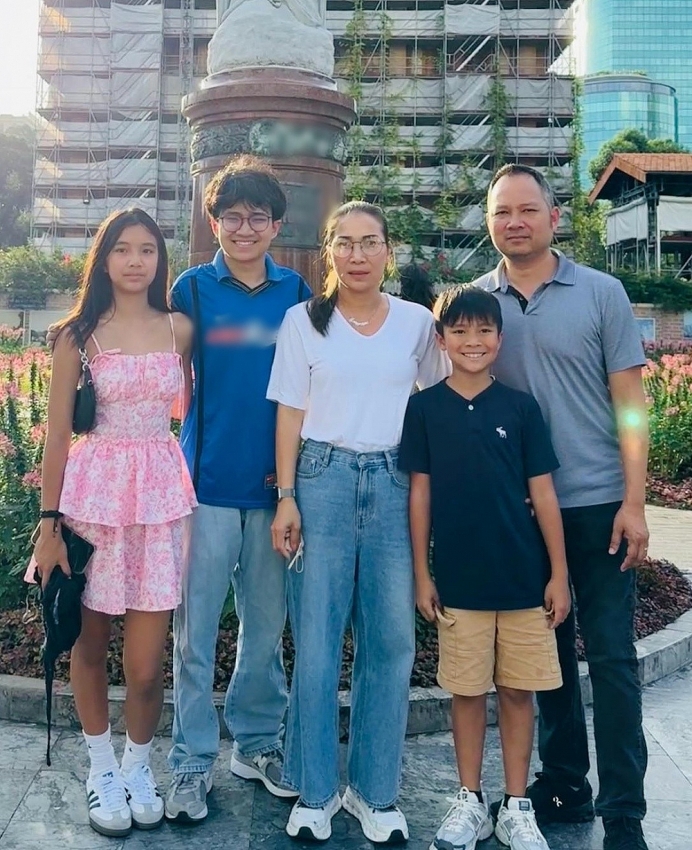 Ca sĩ Hồng Ngọc khéo cân bằng giữa gia đình và sự nghiệp ở tuổi U50