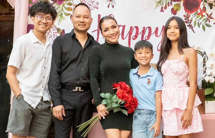 Ca sĩ Hồng Ngọc khéo cân bằng giữa gia đình và sự nghiệp ở tuổi U50