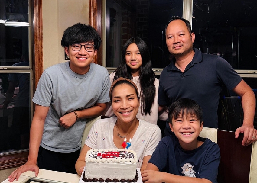 Ca sĩ Hồng Ngọc khéo cân bằng giữa gia đình và sự nghiệp ở tuổi U50