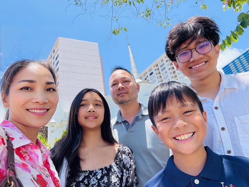 Ca sĩ Hồng Ngọc khéo cân bằng giữa gia đình và sự nghiệp ở tuổi U50