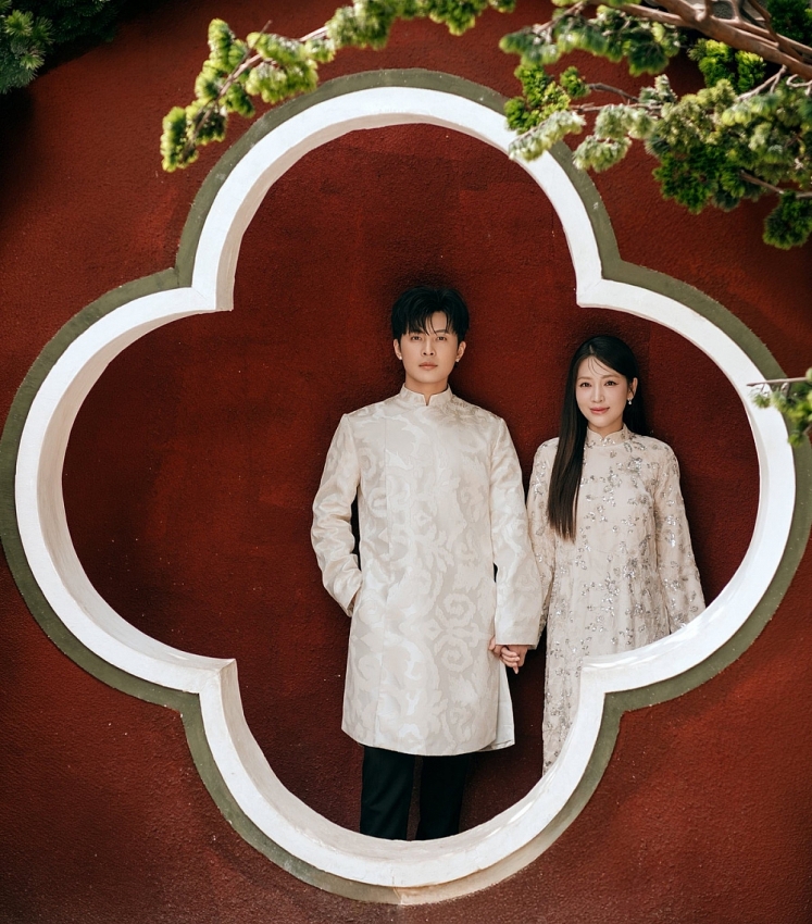 Vợ chồng Puka - Gin Tuấn Kiệt tay trong tay diện áo dài đón xuân