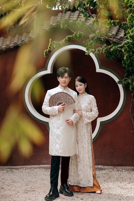Vợ chồng Puka - Gin Tuấn Kiệt tay trong tay diện áo dài đón xuân