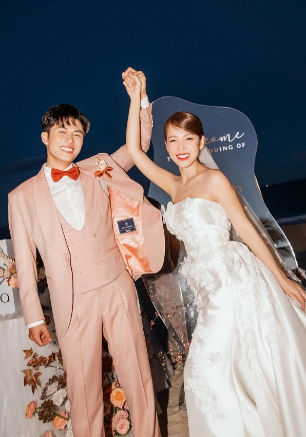 Vợ chồng Puka - Gin Tuấn Kiệt tay trong tay diện áo dài đón xuân