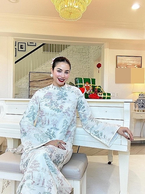 Đón Tết nơi xứ người, Phạm Hương thướt tha áo dài trong biệt thự riêng