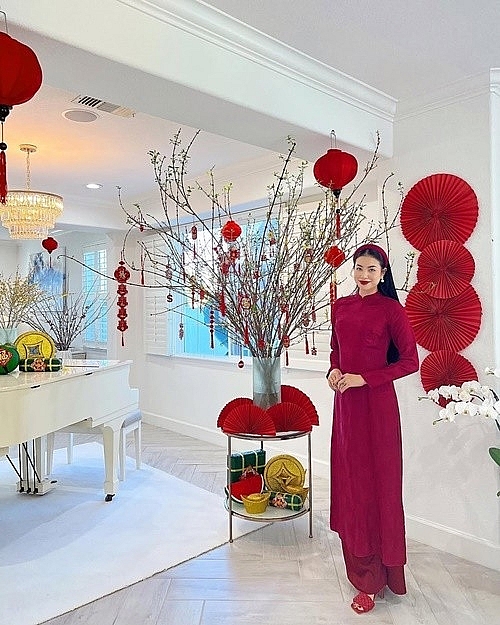 Đón Tết nơi xứ người, Phạm Hương thướt tha áo dài trong biệt thự riêng