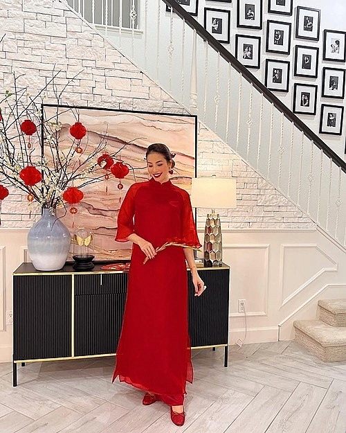 Đón Tết nơi xứ người, Phạm Hương thướt tha áo dài trong biệt thự riêng