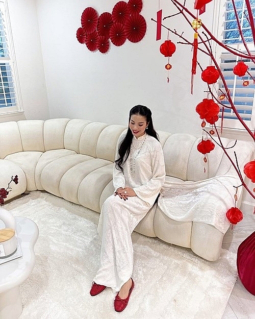 Đón Tết nơi xứ người, Phạm Hương thướt tha áo dài trong biệt thự riêng