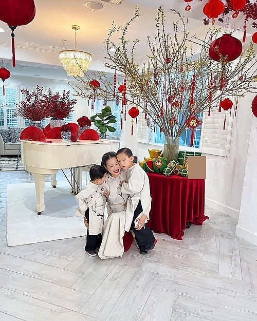 Đón Tết nơi xứ người, Phạm Hương thướt tha áo dài trong biệt thự riêng