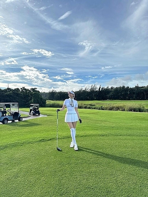 Đón Tết nơi xứ người, Phạm Hương thướt tha áo dài trong biệt thự riêng