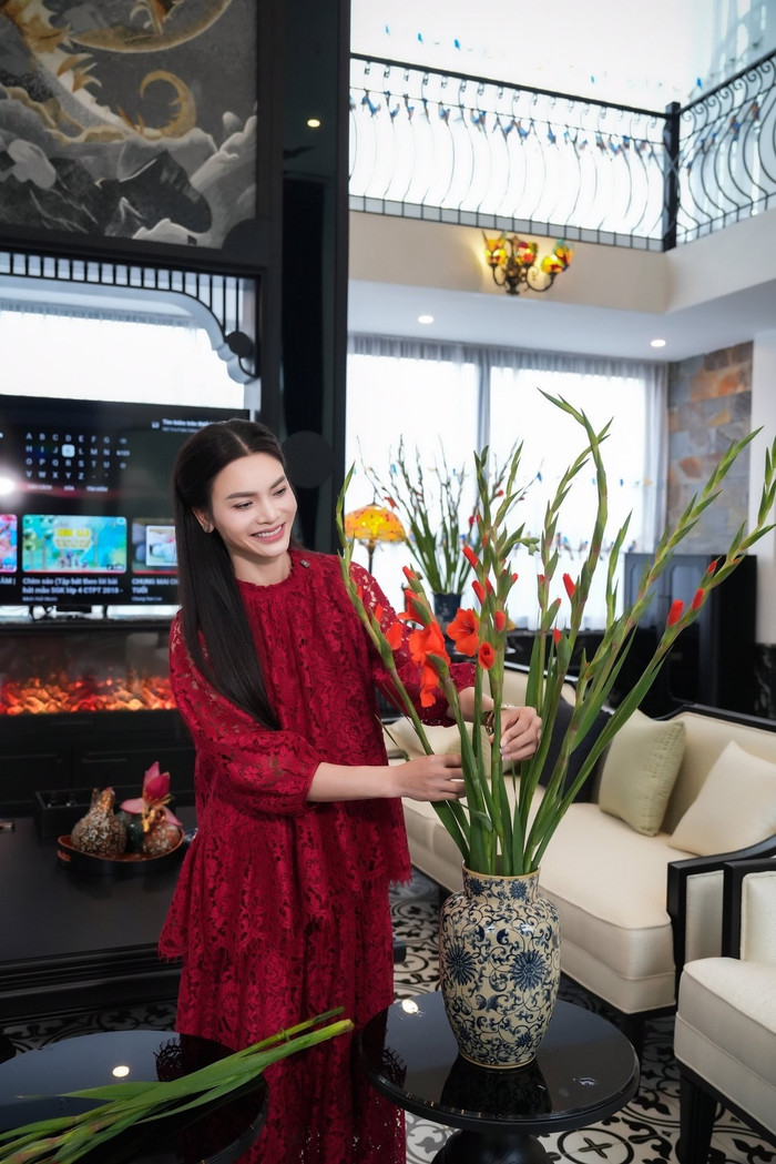 NSND Tự Long, Tuấn Hưng, Cường Đô La, Hồ Ngọc Hà khoe không gian biệt thự đón Tết Bính Ngọ