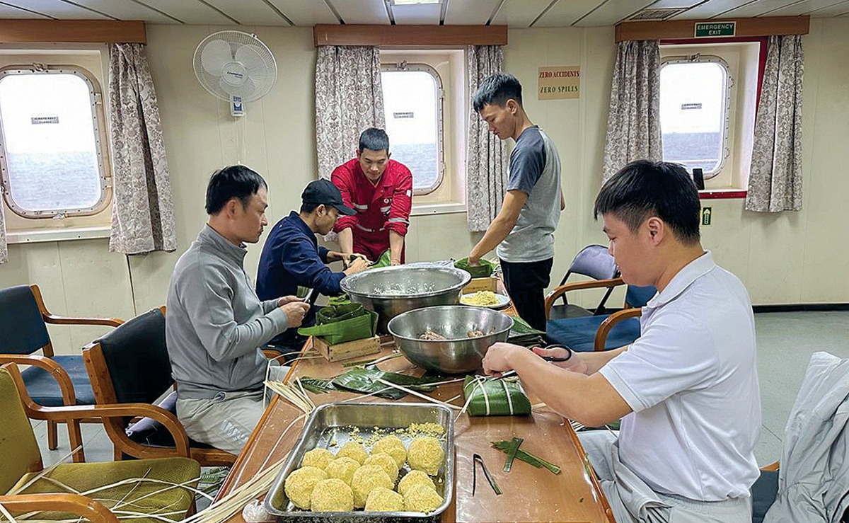 Tết giữa biển khơi Tết giữa biển khơi