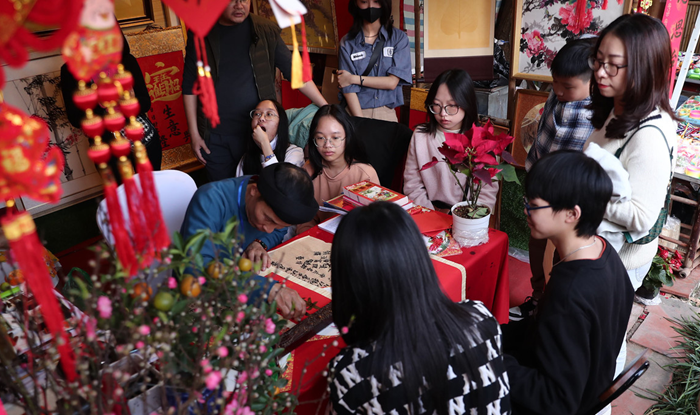 Xin chữ đầu năm. Xin chữ đầu năm.