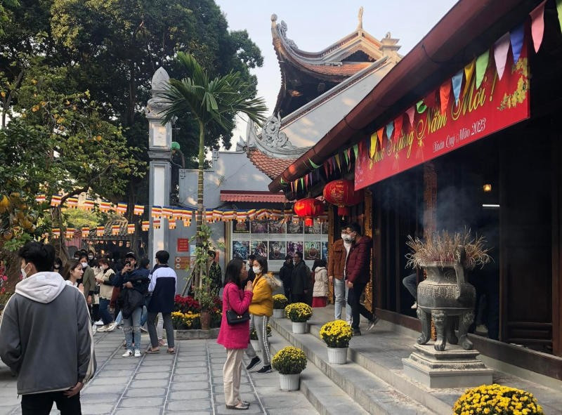 Du xuân Hà Nội, ghé những ngôi chùa linh thiêng cầu may đầu năm Du xuân Hà Nội, ghé những ngôi chùa linh thiêng cầu may đầu năm