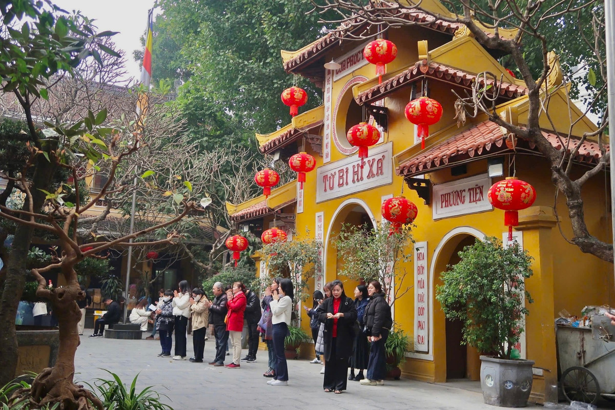 Du xuân Hà Nội, ghé những ngôi chùa linh thiêng cầu may đầu năm Du xuân Hà Nội, ghé những ngôi chùa linh thiêng cầu may đầu năm