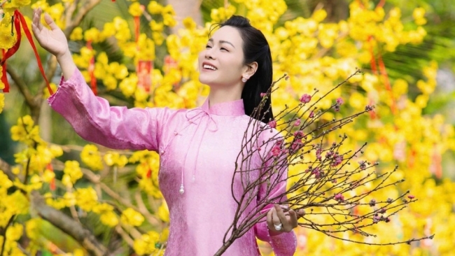 Mỹ nhân Việt rạng rỡ đón xuân trong tà áo dài truyền thống