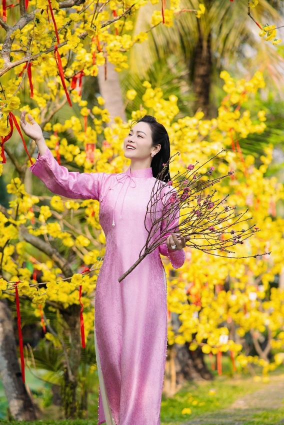 Mỹ nhân Việt rạng rỡ đón xuân trong tà áo dài truyền thống