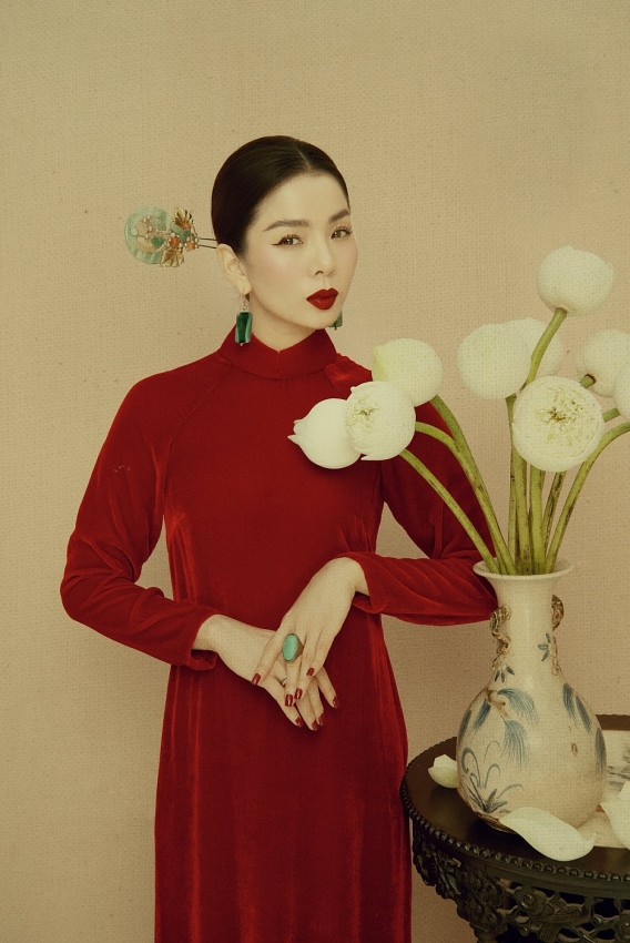 Mỹ nhân Việt rạng rỡ đón xuân trong tà áo dài truyền thống