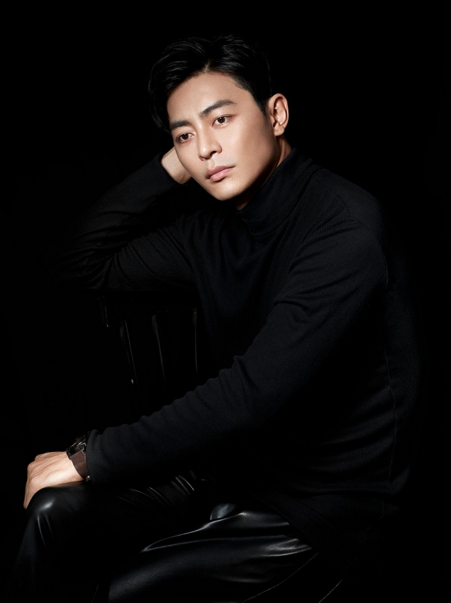 Diễn viên Quốc Huy điển trai ngời ngời, ngày càng tỏa sáng