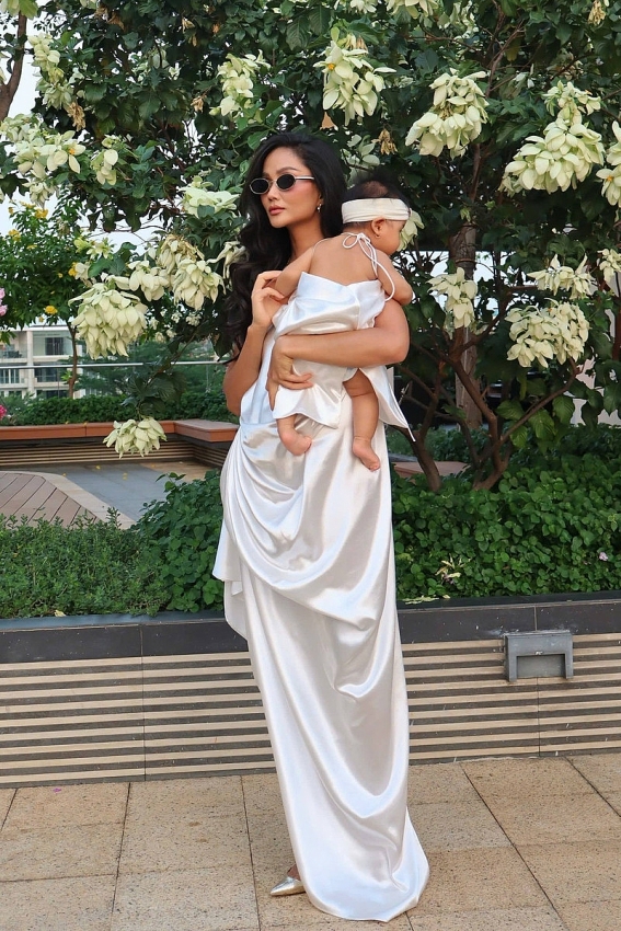 Con gái H'Hen Niê đáng yêu hết nấc với loạt đồ đôi nổi bật cùng mẹ