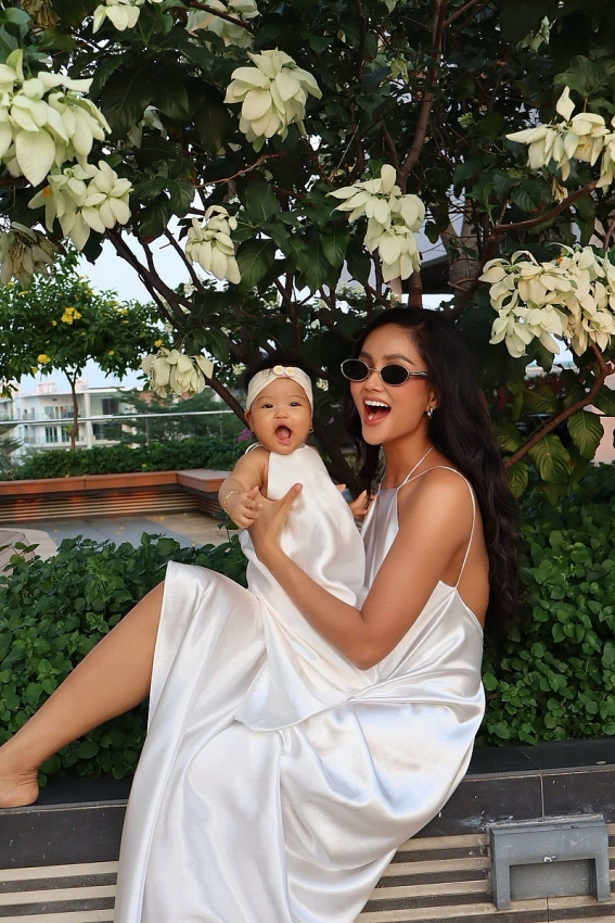 Con gái H'Hen Niê đáng yêu hết nấc với loạt đồ đôi nổi bật cùng mẹ