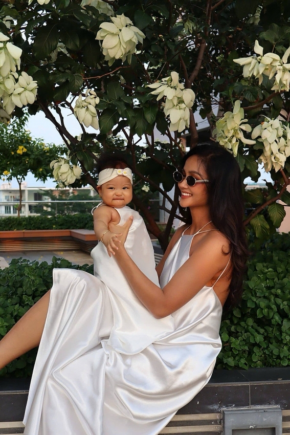 Con gái H'Hen Niê đáng yêu hết nấc với loạt đồ đôi nổi bật cùng mẹ