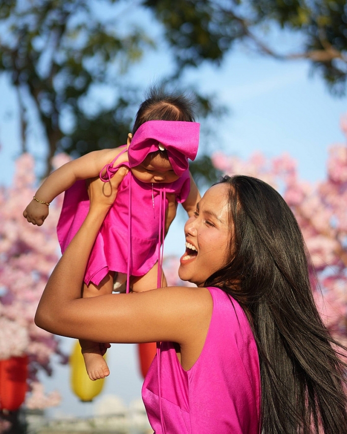 Con gái H'Hen Niê đáng yêu hết nấc với loạt đồ đôi nổi bật cùng mẹ