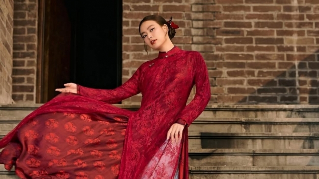Hoàng Thùy Linh diện áo dài chúc mừng năm mới, nhan sắc gây sốt