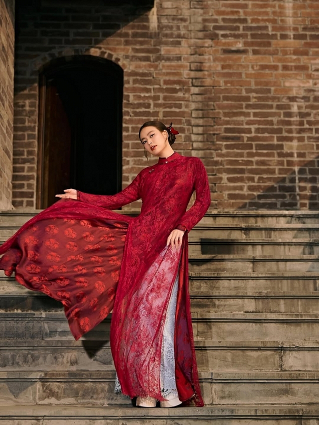 Hoàng Thùy Linh diện áo dài chúc mừng năm mới, nhan sắc gây sốt