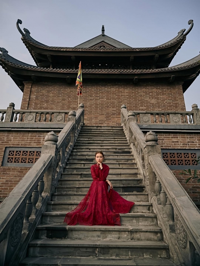 Hoàng Thùy Linh diện áo dài chúc mừng năm mới, nhan sắc gây sốt