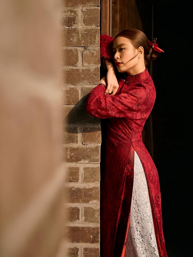 Hoàng Thùy Linh diện áo dài chúc mừng năm mới, nhan sắc gây sốt