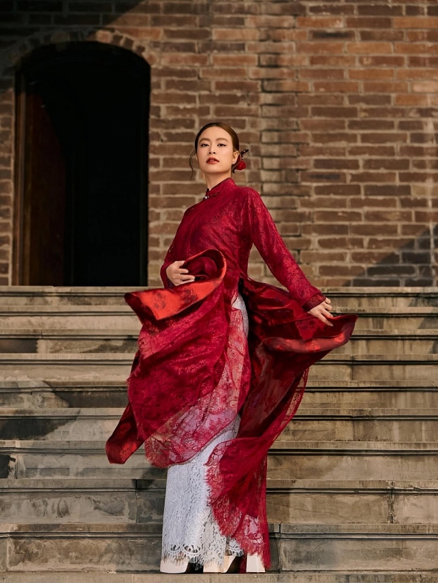 Hoàng Thùy Linh diện áo dài chúc mừng năm mới, nhan sắc gây sốt