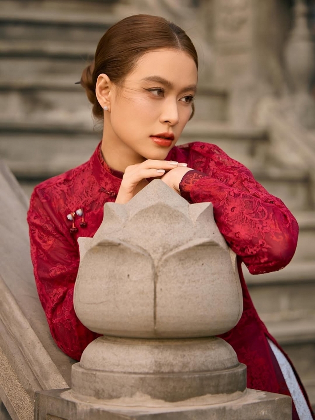 Hoàng Thùy Linh diện áo dài chúc mừng năm mới, nhan sắc gây sốt