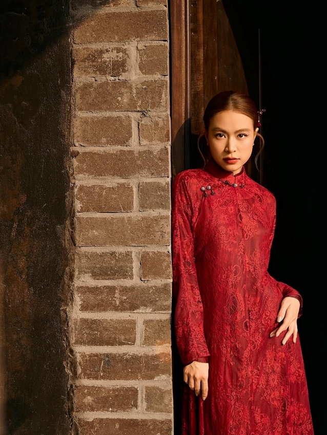 Hoàng Thùy Linh diện áo dài chúc mừng năm mới, nhan sắc gây sốt