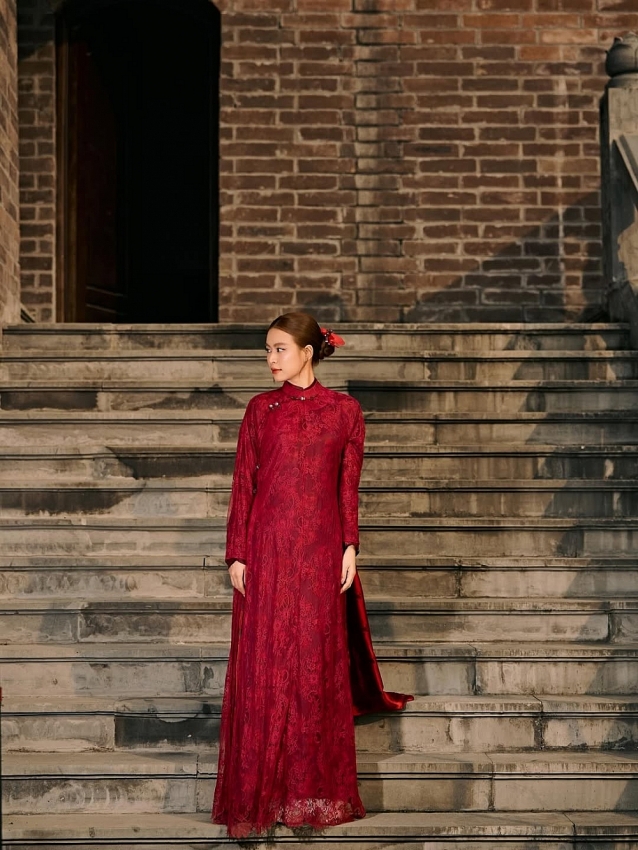 Hoàng Thùy Linh diện áo dài chúc mừng năm mới, nhan sắc gây sốt