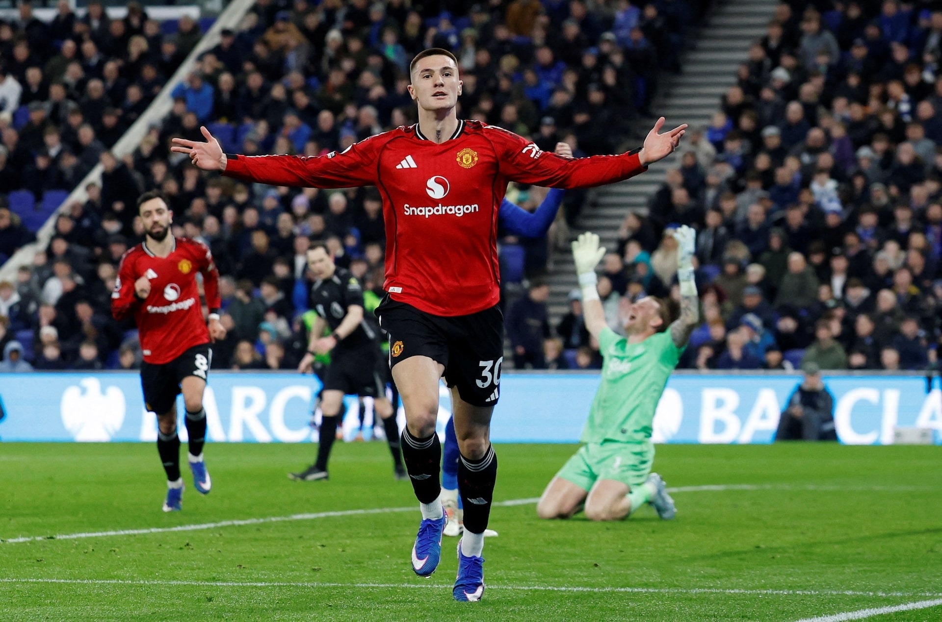 Man Utd vào top 4 sau chiến thắng tối thiểu trước Everton
