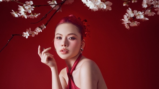 Ngô Lan Hương rực rỡ ngày đầu năm trong bộ cánh đỏ quyến rũ