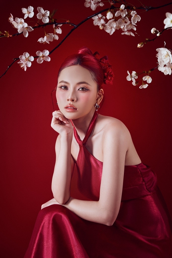 Ngô Lan Hương rực rỡ ngày đầu năm trong bộ cánh đỏ quyến rũ Ngô Lan Hương rực rỡ ngày đầu năm trong bộ cánh đỏ quyến rũ