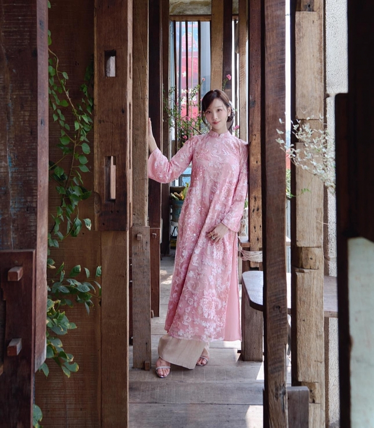 Min diện áo dài khoe sắc ngọt ngào trong ngày đầu năm mới Min diện áo dài khoe sắc ngọt ngào trong ngày đầu năm mới