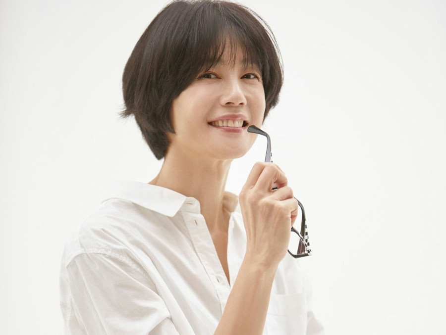 Ngôi sao "Đôi giày thủy tinh" gây tranh cãi dữ dội về sách mượn ở thư viện