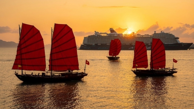 Sắc đỏ giữa vịnh Hạ Long khiến du khách mê mẩn