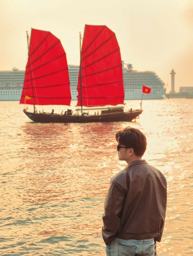 Sắc đỏ giữa vịnh Hạ Long khiến du khách mê mẩn