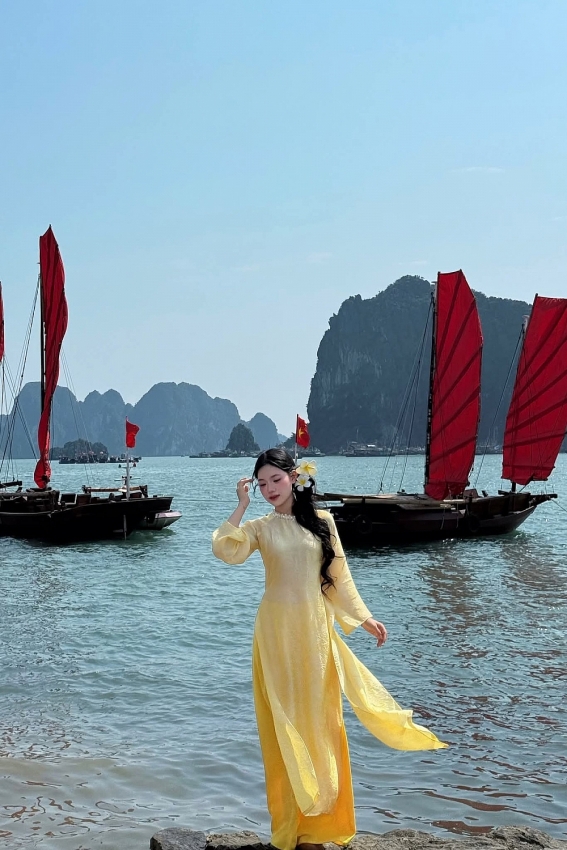 Sắc đỏ giữa vịnh Hạ Long khiến du khách mê mẩn