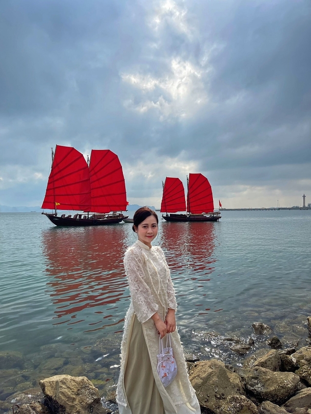 Sắc đỏ giữa vịnh Hạ Long khiến du khách mê mẩn