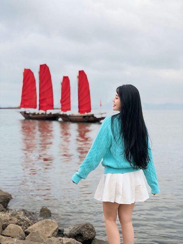 Sắc đỏ giữa vịnh Hạ Long khiến du khách mê mẩn