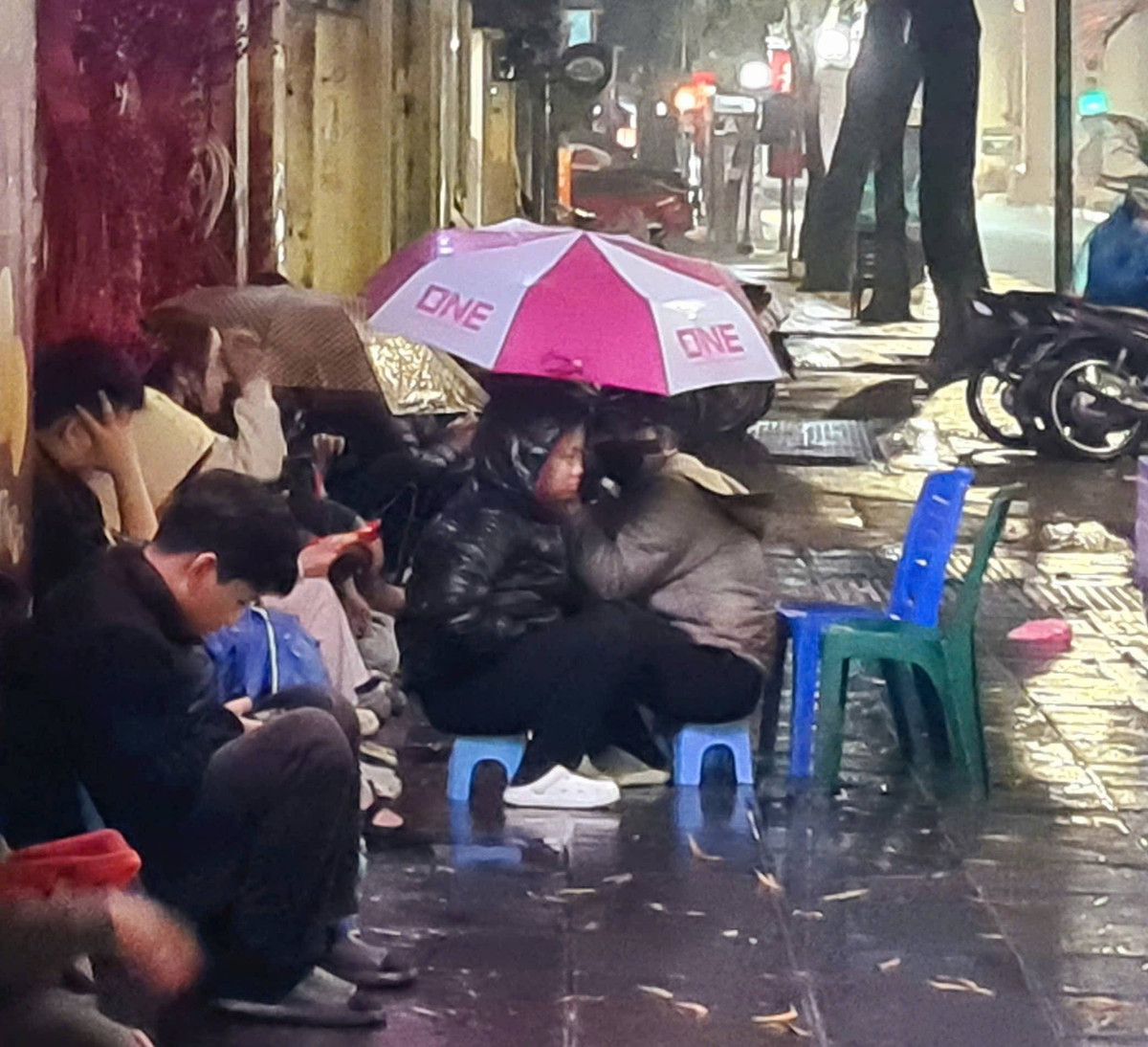 Người dân chen chân xếp hàng mua vàng ngày vía Thần Tài