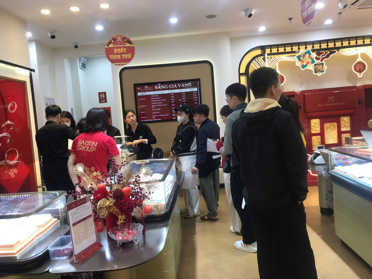 Người dân chen chân xếp hàng mua vàng ngày vía Thần Tài