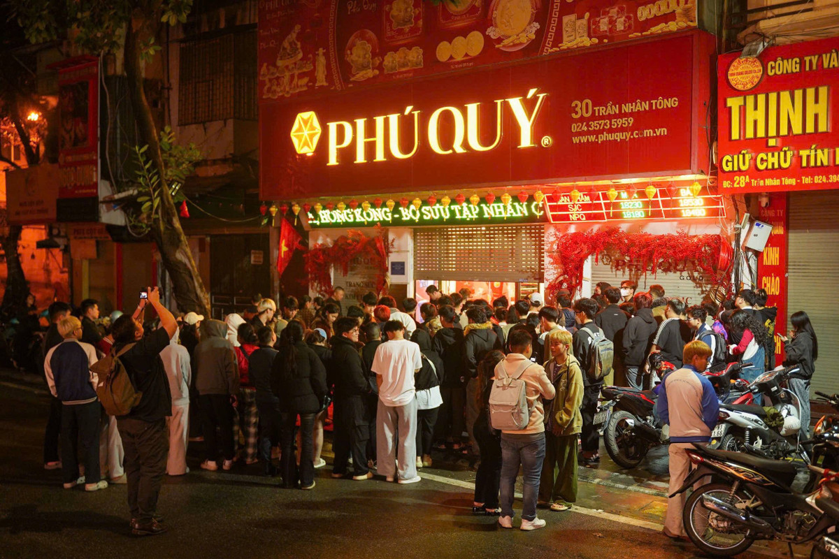 Người dân chen chân xếp hàng mua vàng ngày vía Thần Tài